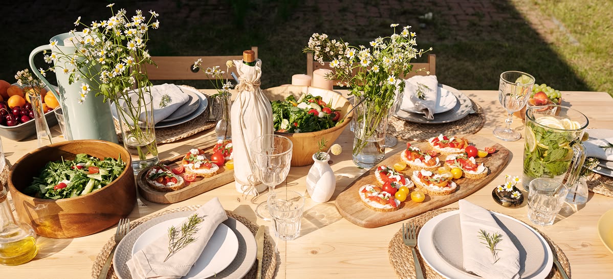 Mesa servida con productos Monissos